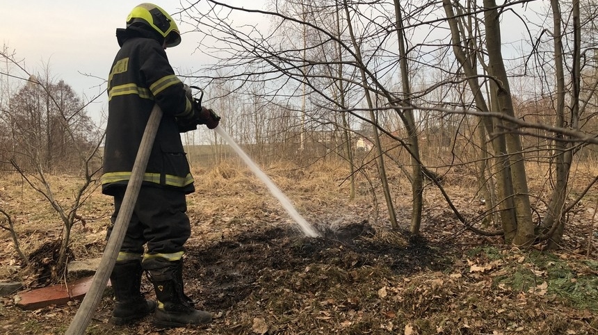 Hasiči vyjížděli k požáru travního porostu. Plošné vypalování staré trávy je nebezpečné a nezákonné