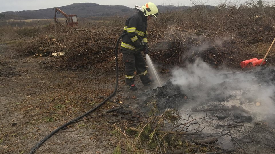 Hasiči z Benešova nad Ploučnicí zasahovali u požáru a u uvolněných plechů