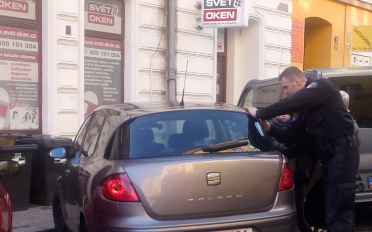 Nastartované auto se samo zamklo, zůstalo v něm malé dítě. Pomoci museli strážníci