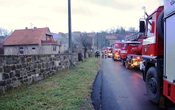 S ranním požárem rodinného domu bojovaly tři jednotky hasičů