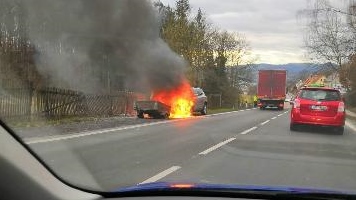 Požár automobilu zaměstnal odpoledne profesionální hasiče. Auto hořelo přímo u hlavní silnice