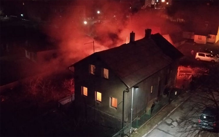OBRAZEM: Hasiče zaměstnal noční požár! Bojovali s plameny na zahradě u rodinného domu