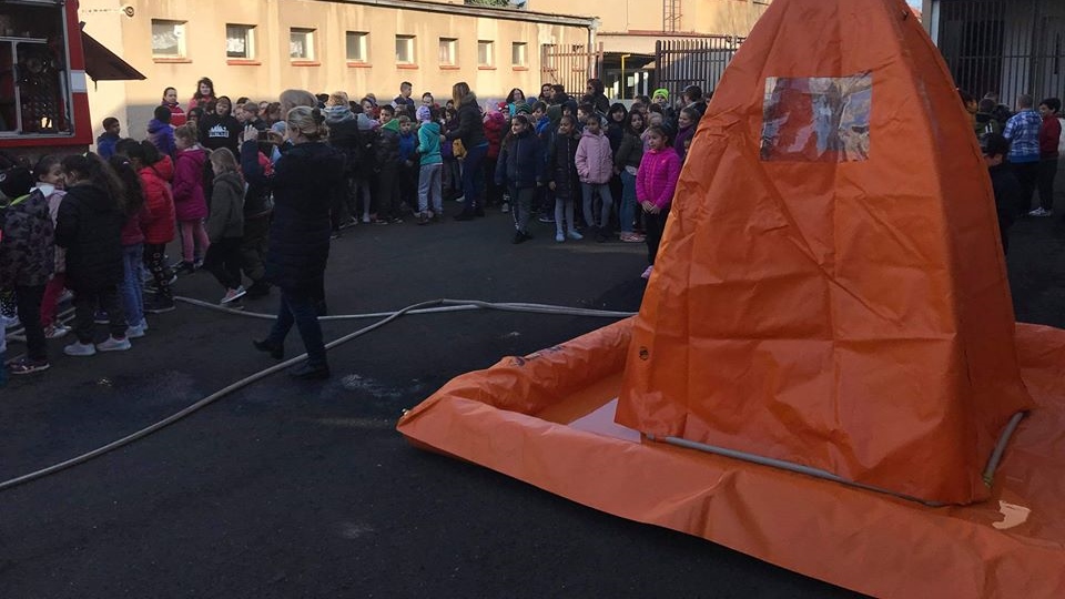 Hasiči z Boletic nad Labem ukazovali žákům na základní škole techniku a vybavení pro zásahy