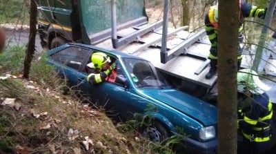 Hřensko: Ze zaklíněného vozu museli řidiče vyprostit hasiči