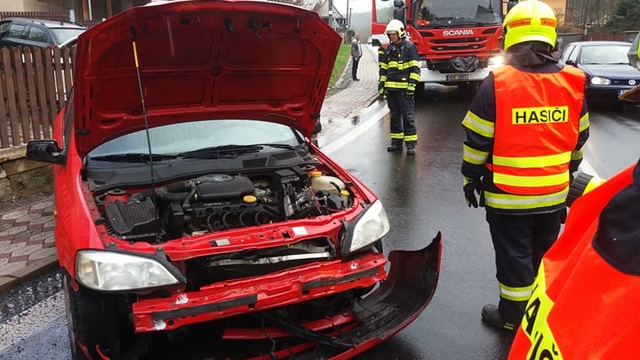 Senior dostal smyk a narazil do plotu. Havarovaný vůz zůstal na chodníku