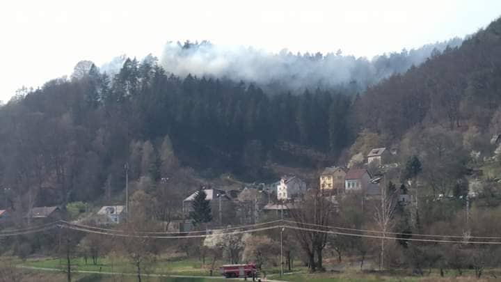 Děčín: S lesním požárem bojuje osm hasičských jednotek, nasazen byl i policejní vrtulník