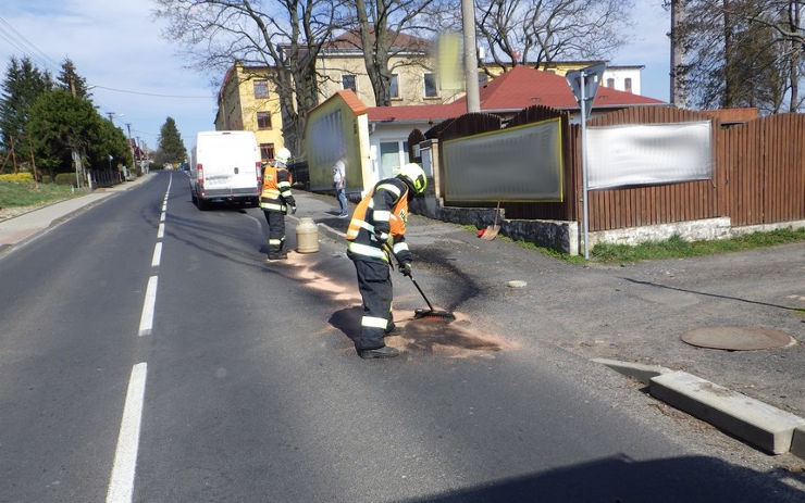 Hasiče zaměstnala mastná skvrna na silnici. Dodávka si prorazila olejovou vanu