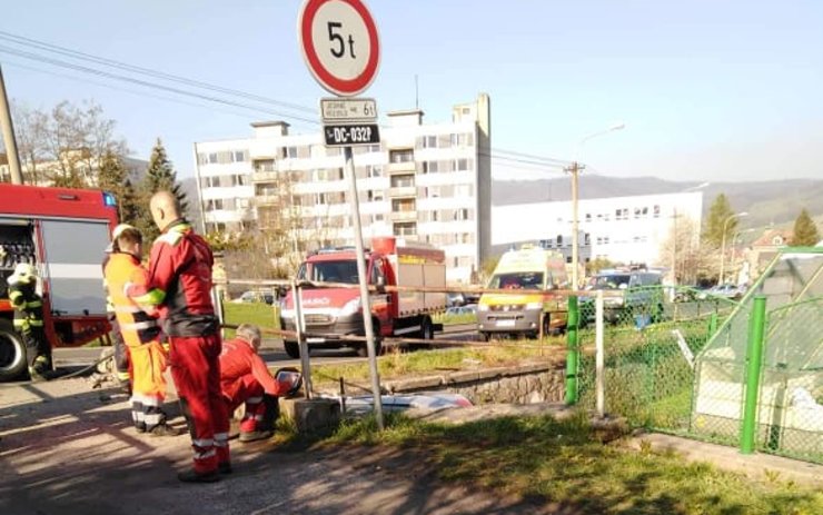Policisté intenzivně vyšetřují smrtelnou nehodu v Boleticích nad Labem