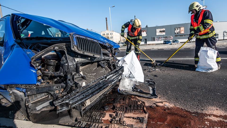 Při nehodě dvou automobilů došlo ke zranění. Zasahovali hasiči i záchranáři