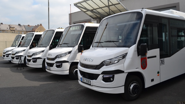 Foto: Pět nových nízkopodlažních minibusů CNG bude vozit cestující v Děčíně