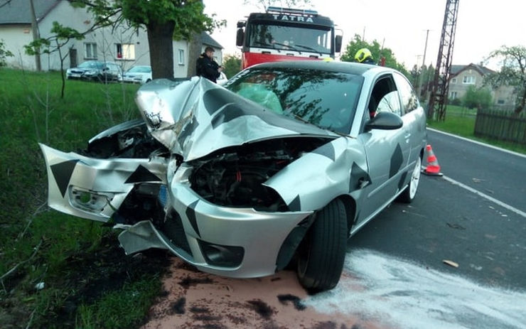 Z nahlášeného požáru se vyklubala nehoda. Auto narazilo do stromu, řidič skončil v nemocnici