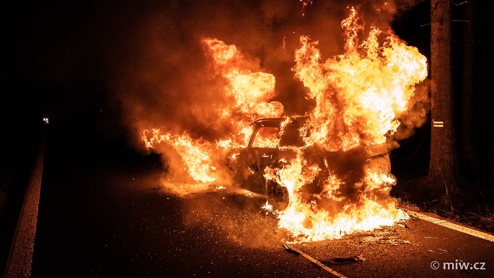 Hasiči vyjížděli k požáru auta. Vůz shořel úplně celý