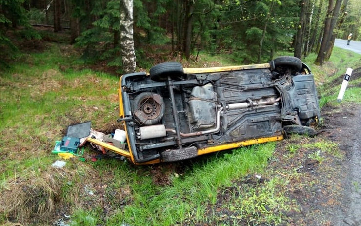 Auto skončilo po nehodě na boku. Hasiči ho museli vytáhnout pomocí navijáku