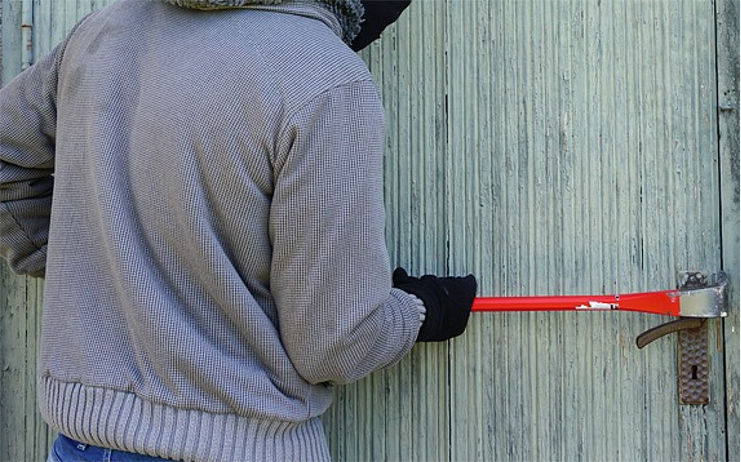 Z garáže zmizelo nářadí a kolo. Po pachateli pátrá policie