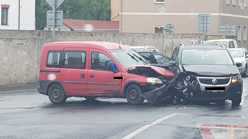 U Ovčího můstku v Děčíně havarovala dvě auta. Provoz řídí policie!