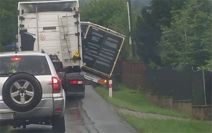 FOTO OD VÁS: Kamion na Děčínsku sjel ze silnice, od rána druhý na severu Čech