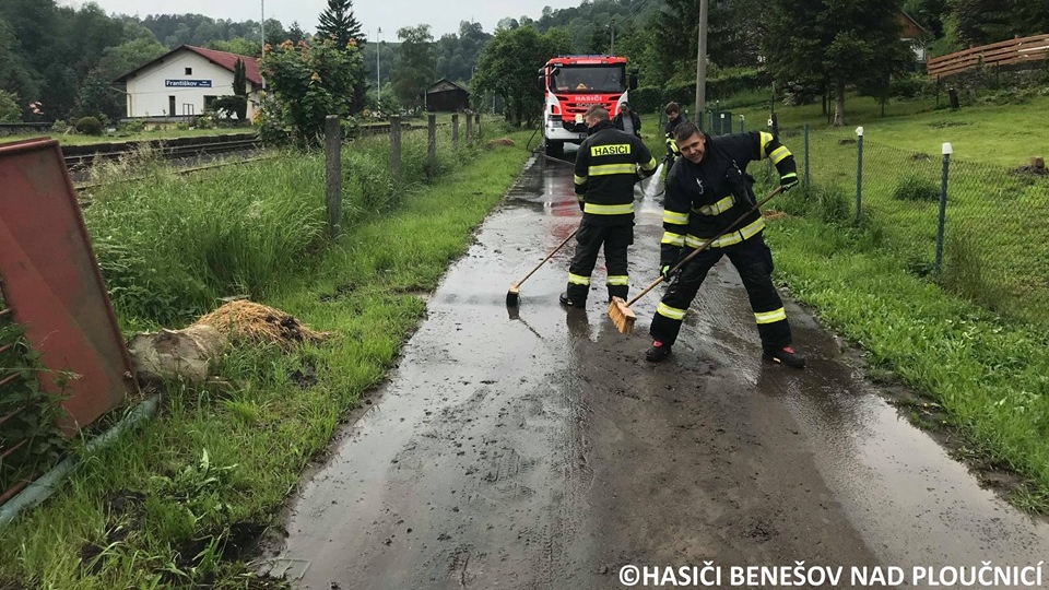 Přívalový déšť potrápil obec. Nános bahna zneprůjezdnil vozovku, pomohli až hasiči