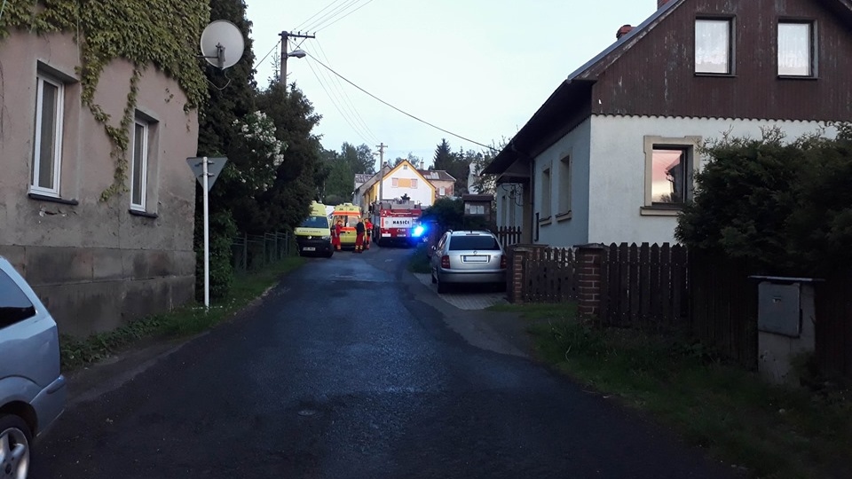 Hasiči vyjížděli k úniku nebezpečných látek do ovzduší, jeden člověk byl převezen do nemocnice