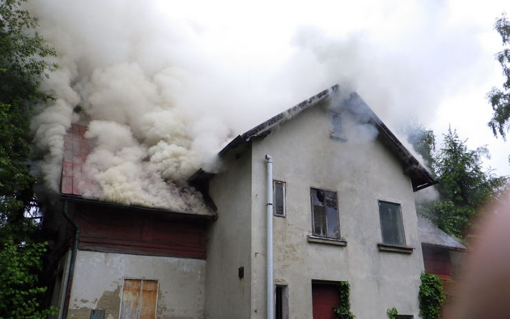 OBRAZEM: Ranní požár domu zaměstnal hned tři jednotky hasičů