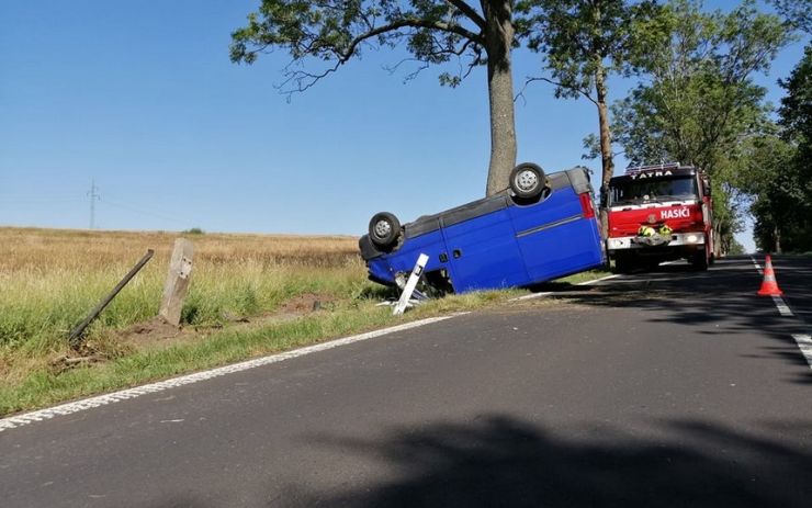 Dodávka se při nehodě převrátila na střechu, zraněná spolujezdkyně skončila v nemocnici