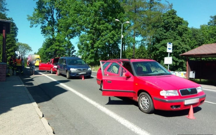 OBRAZEM: Řetězová nehoda si vyžádala zranění, dva lidé skončili v nemocnici