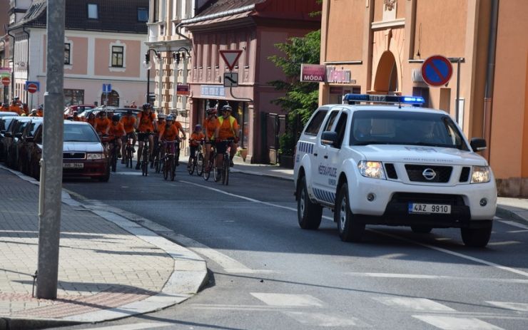 Hasiči se vydali na výlet na kolech. Navštívili několik zbrojnic