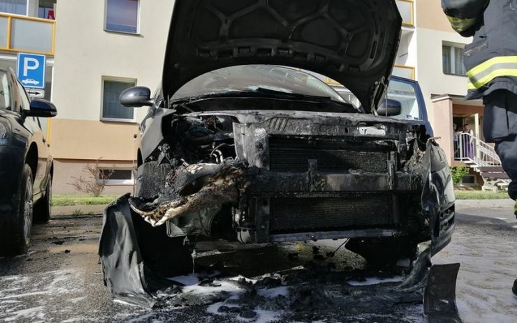 FOTO A VIDEO: Zaparkované auto zachvátily plameny. Hasit požár pomohl přihlížející
