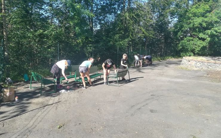 Studenti gymnázia v rámci dopoledního vyučování uklidili Hrádek