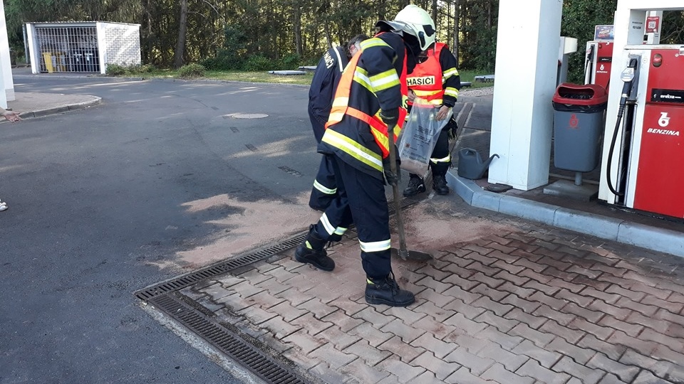 V prostoru čerpací stanice došlo k úniku provozních kapalin. Na místo vyjeli hasiči