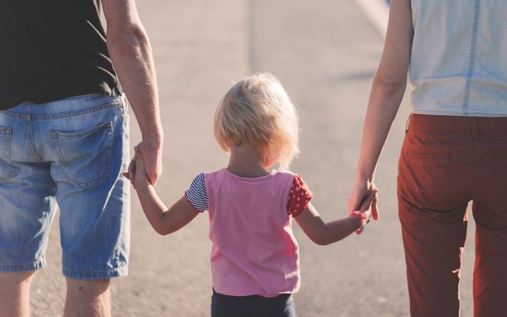 Vyřízení rodičovského příspěvku je od července jednodušší. Pro rodiče to znamená méně chození po úřadech