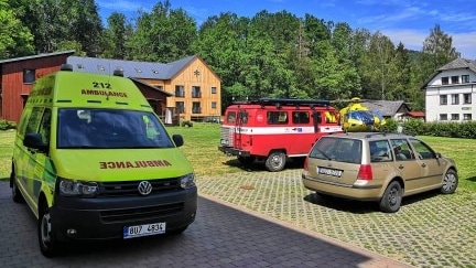 Turista byl po kolapsu přepraven do nemocnice. S jeho transportem pomohli hasiči a také vrtulník