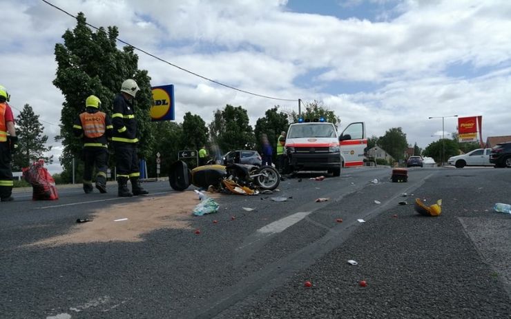 OBRAZEM: Střet osobního vozidla se sanitkou a motorkou si vyžádal zranění