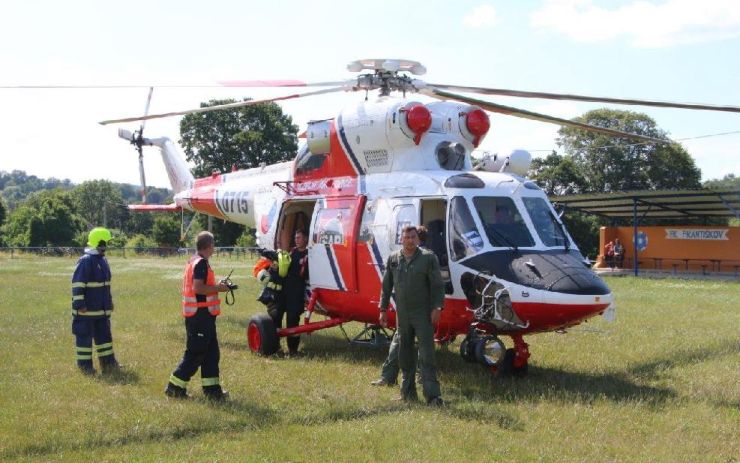 OBRAZEM: Požár lesa ve Františkově pomáhal likvidovat i armádní vrtulník