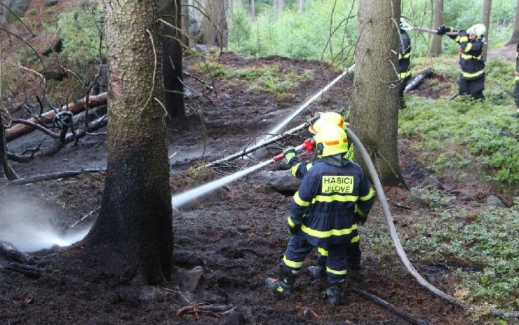Likvidaci lesního požáru komplikoval hasičům vítr a náročný terén