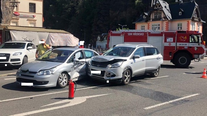 Střet dvou aut si ve Hřensku vyžádal zásah hasičů