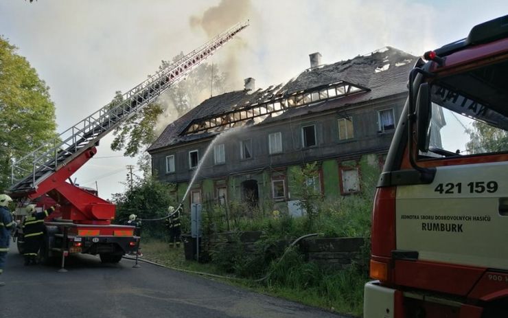 FOTO A VIDEO: Takhle probíhal boj s požárem rodinného domu ve Varnsdorfu