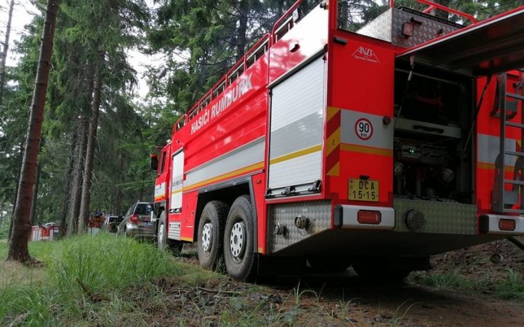 Hasiče zaměstnalo nedohašené ohniště. Zásah jim zkomplikoval složitý terén