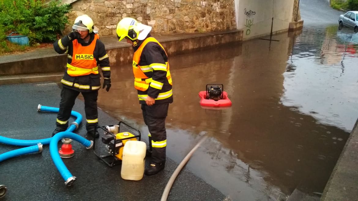 Hasiči po odčerpání vody z viaduktu našli dvě cedule SPZ na vozidla. Najdete je v článku