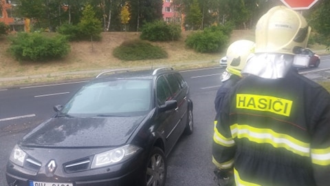 V Bynově zahořelo auto. Na místo jeli hasiči i policisté