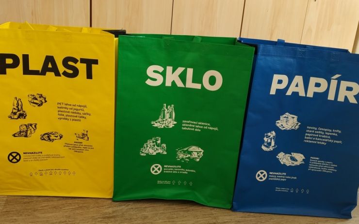 Děčín nabízí obyvatelům tašky na pohodlné třídění odpadu z domova