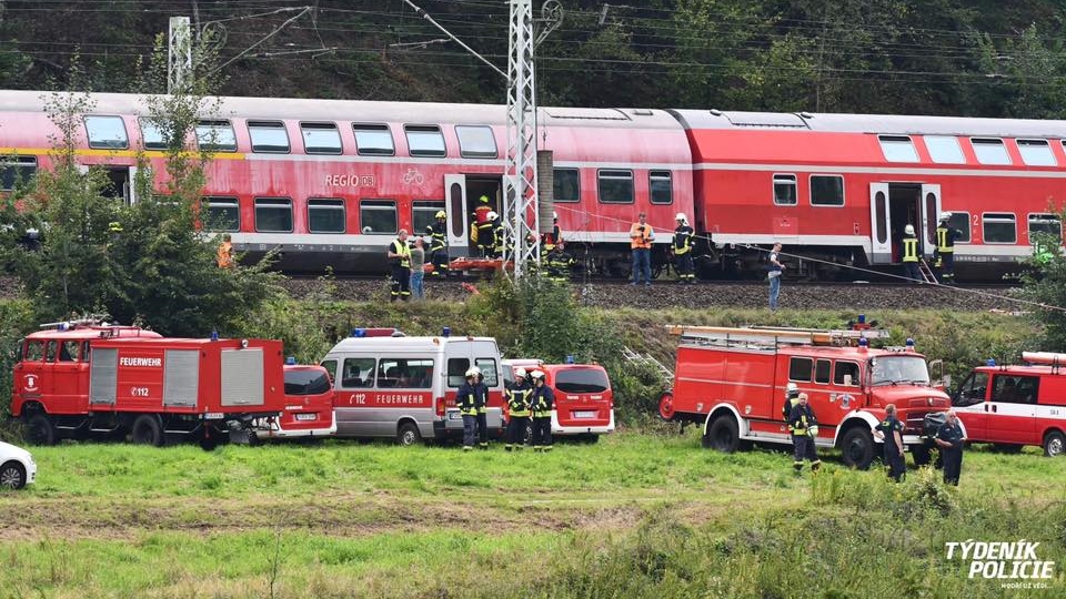 Vlak narazil do sesuvu půdy. Záchranáři a hasiči měli u Hřenska cvičení