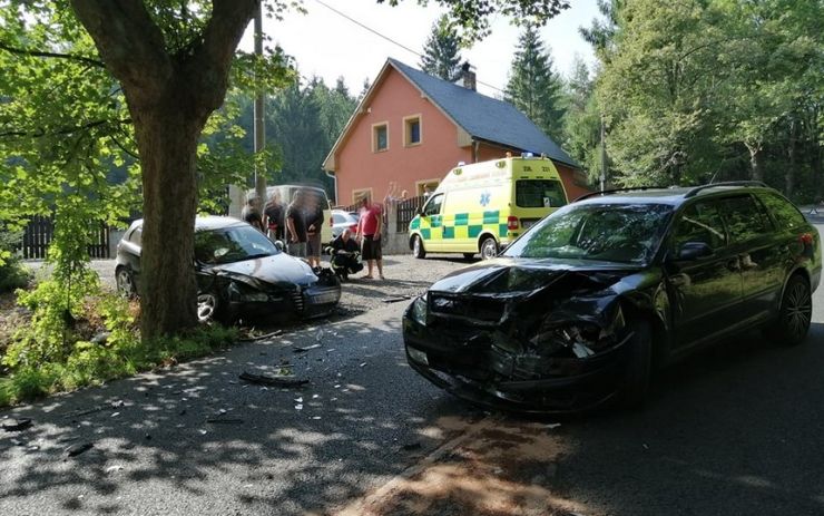 Srážka dvou aut uzavřela silnici na Krásnou Lípu. Jeden z účastníků skončil v nemocnici