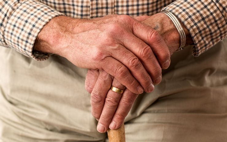 Zmatený senior nevěděl, kde je. Neměl u sebe ani žádné doklady