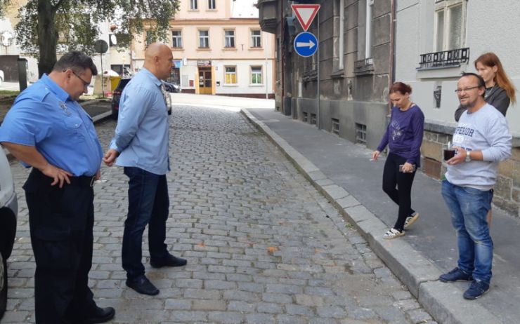 Nájemníci na Máchově náměstí si stěžují na chování obyvatel. Ke zklidnění by měla pomoci větší spolupráce se strážníky