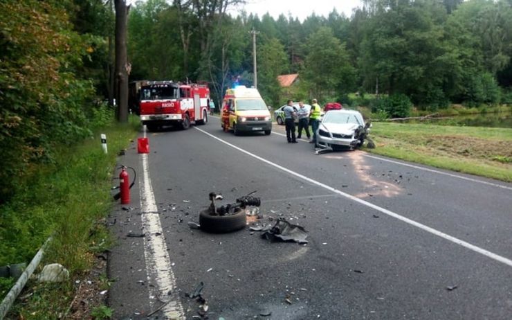 Auto vjelo do protisměru a čelně se střetlo s protijedoucím. Nehoda uzavřela silnici