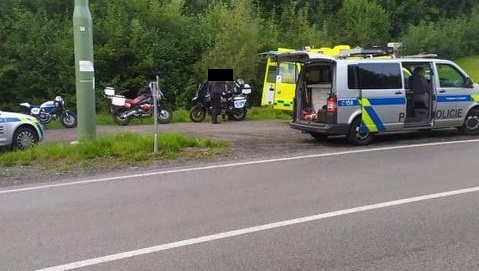 Aktuálně! V Ludvíkovicích došlo k nehodě motorkáře. Po karambolu skončil ve strouze