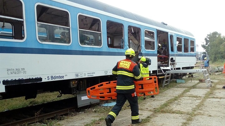 V Děčíně havaroval vlak, skoro stovka zraněných. Naštěstí jen cvičně!