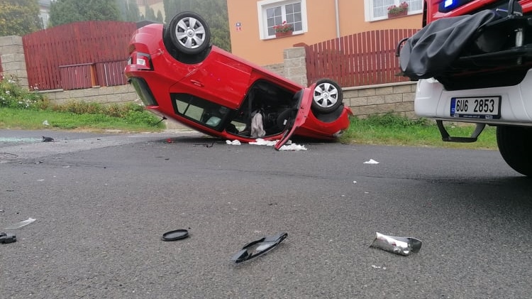 Foto: Ve Václavově skončilo po nehodě auto na střeše. Na místě jsou záchranáři i hasiči