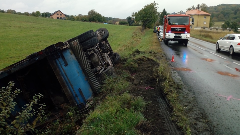 Popelářské auto skončilo v příkopu