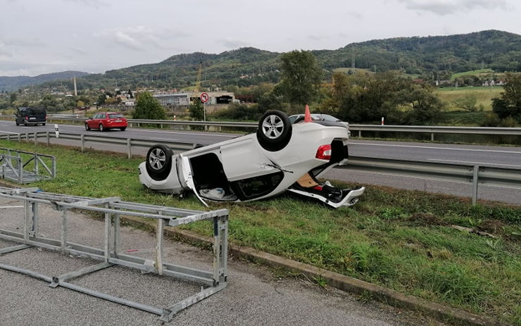 AKTUÁLNĚ: Auto na výjezdu z Děčína přelétlo svodidla a skončilo na střeše, řidič se zranil